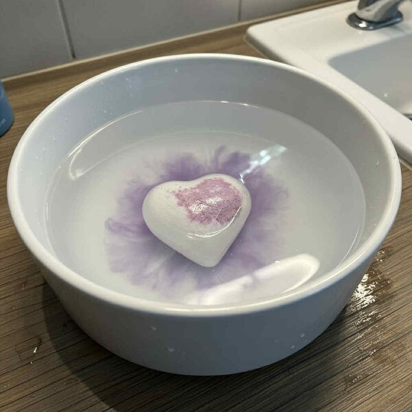Bombes de bain en forme de cœurs effervescents délicatement parfumés Lavande