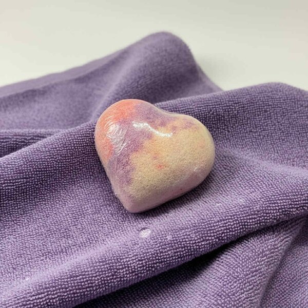 Bombes de bain en forme de cœurs effervescents délicatement parfumés arôme Prunelle