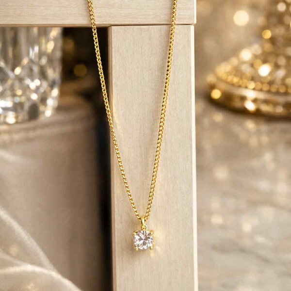 Goudkleurige halsketting met fonkelende hanger